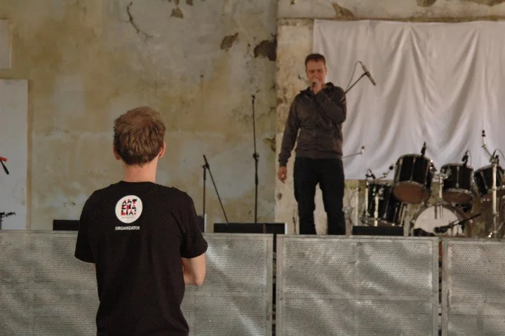 Próba przed występem zespołu Ripakt na poznańskim festiwalu Artenalia 2011. Fot. Piotr Łakomy