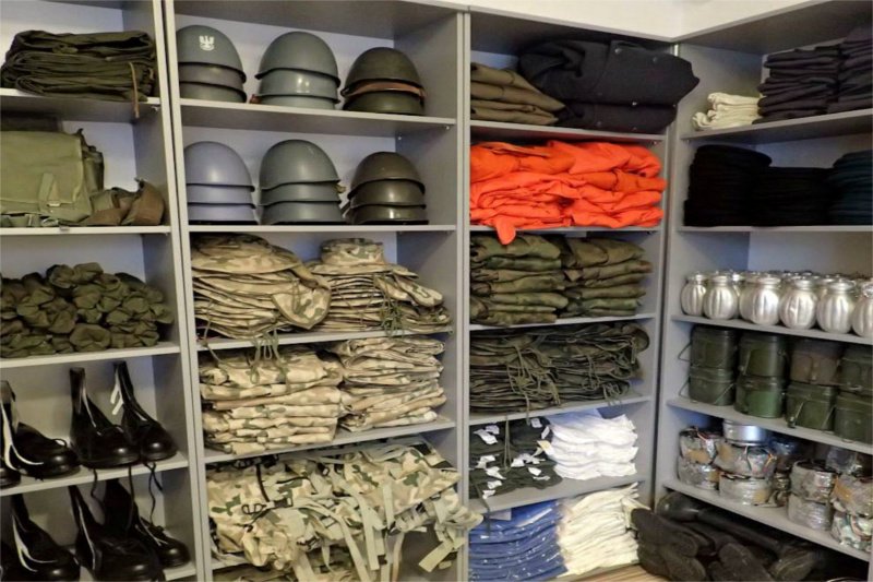 Tak wygląda asortyment sklepu AMW w Poznaniu. Już niedługo tego typu przedmioty będą dostępne do kupienia w sieci.