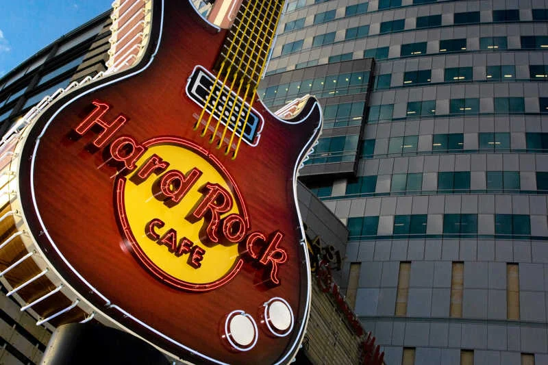 Hard Rock Cafe zapowiada ściągnięcie do swoich lokali wielkich gwiazd światowej muzyki.