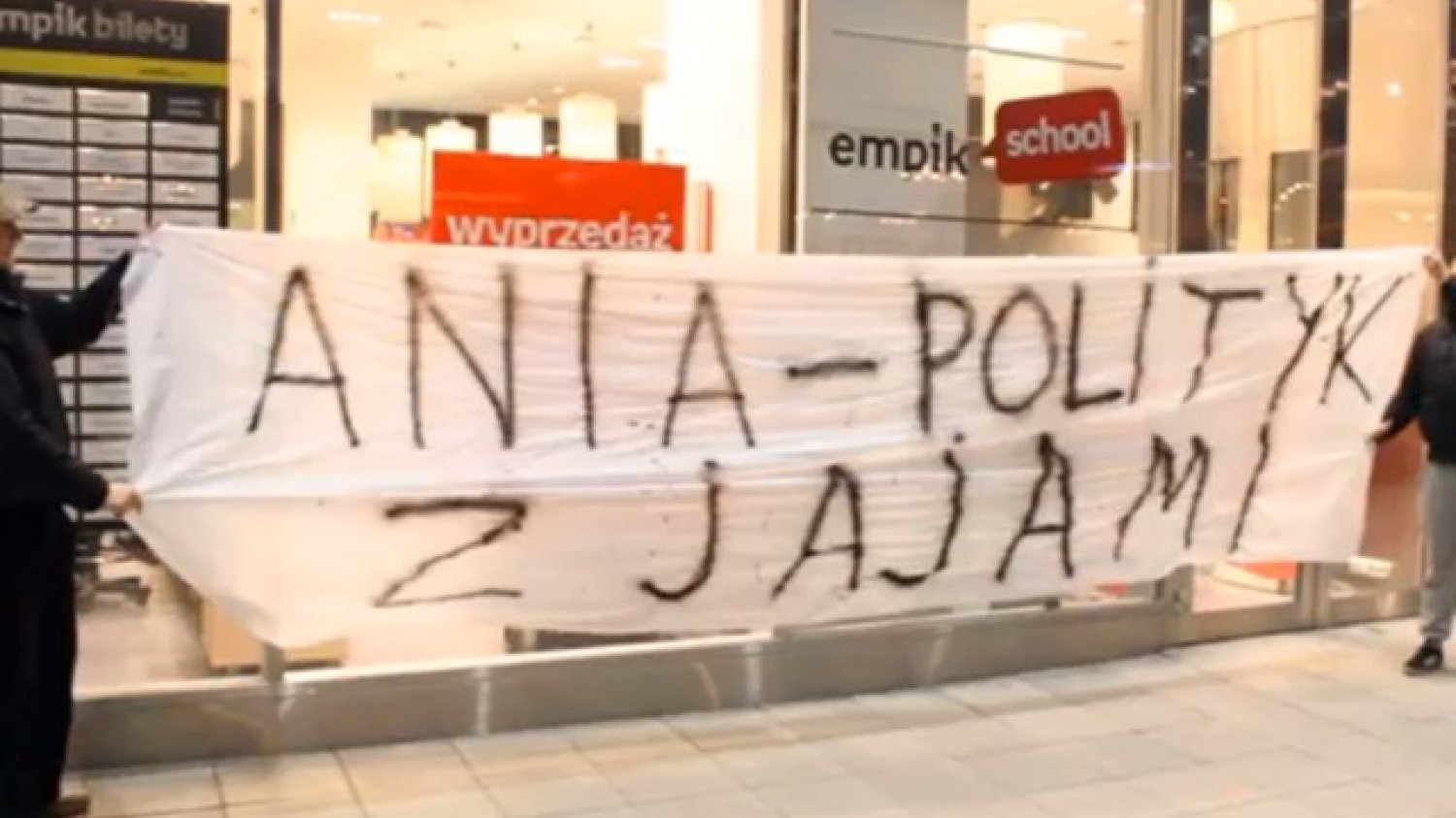 Narodowcy przyszli do Empiku z transparentem