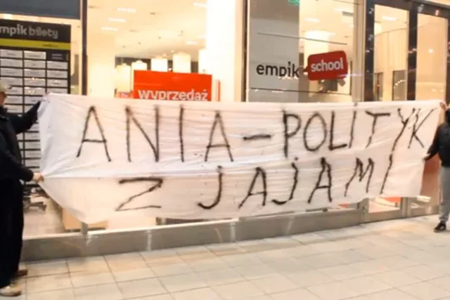 Narodowcy przyszli do Empiku z transparentem