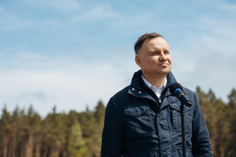 Prezydent Andrzej Duda w Sulejówku zainaugurował program "Moja woda", w ramach którego będzie można uzyskać 5 tys. zł dofinansowania na budowę oczek wodnych i zbiorników podziemnych na deszczówkę.