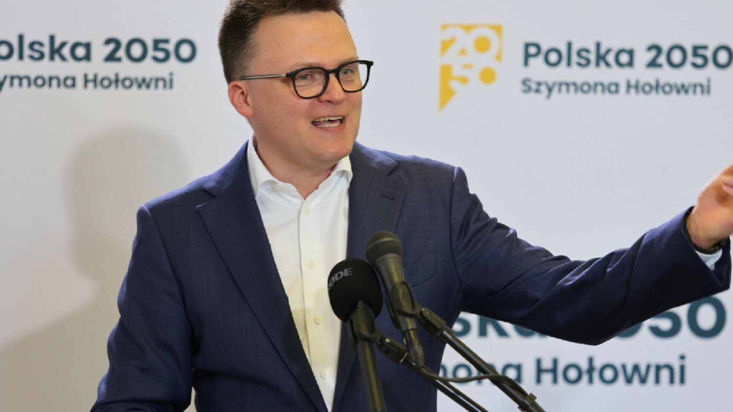 Hołownia uderza w Tuska. "Chcieliście z PiS zmieniać Konstytucję".