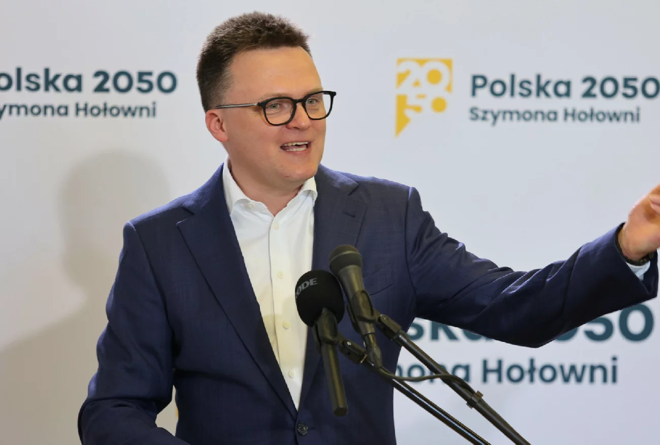 Hołownia uderza w Tuska. "Chcieliście z PiS zmieniać Konstytucję".