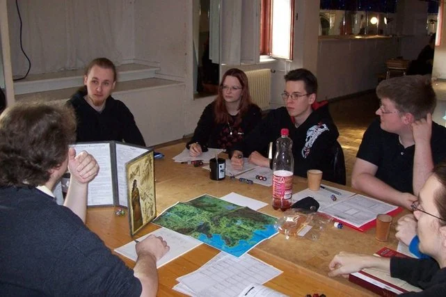 Ci młodzi Niemcy z Berlina grający w RPG nieźle wpisują się w stereotyp "typowego erpegowca". Ale nasz rozmówca zapewnia, że w gry fabularne grają bardzo różne osoby.