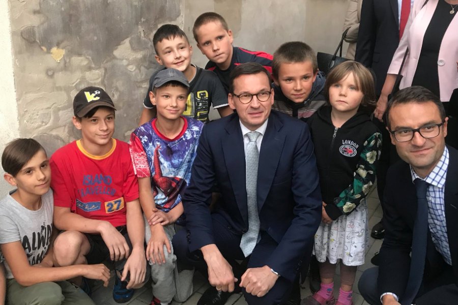 Mateusz Morawiecki udał się z wizytą na podwórko w Wałbrzychu.