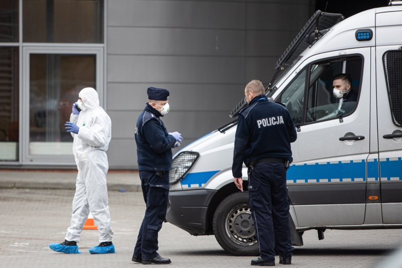 Wegetarianka ucieka z kwarantanny, bo do jedzenia dano jej kiełbasę.