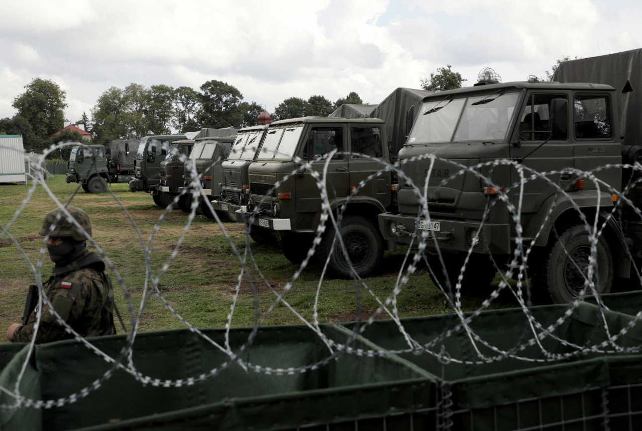 Nowe nagranie MON z granicy. "Projekcja siły ze strony Białorusinów".