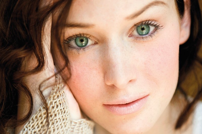 Vera Falski to pseudonim dwóch pisarek. Ich debiutancka powieść "Za żadne skarby" ukazała się 6 maja.