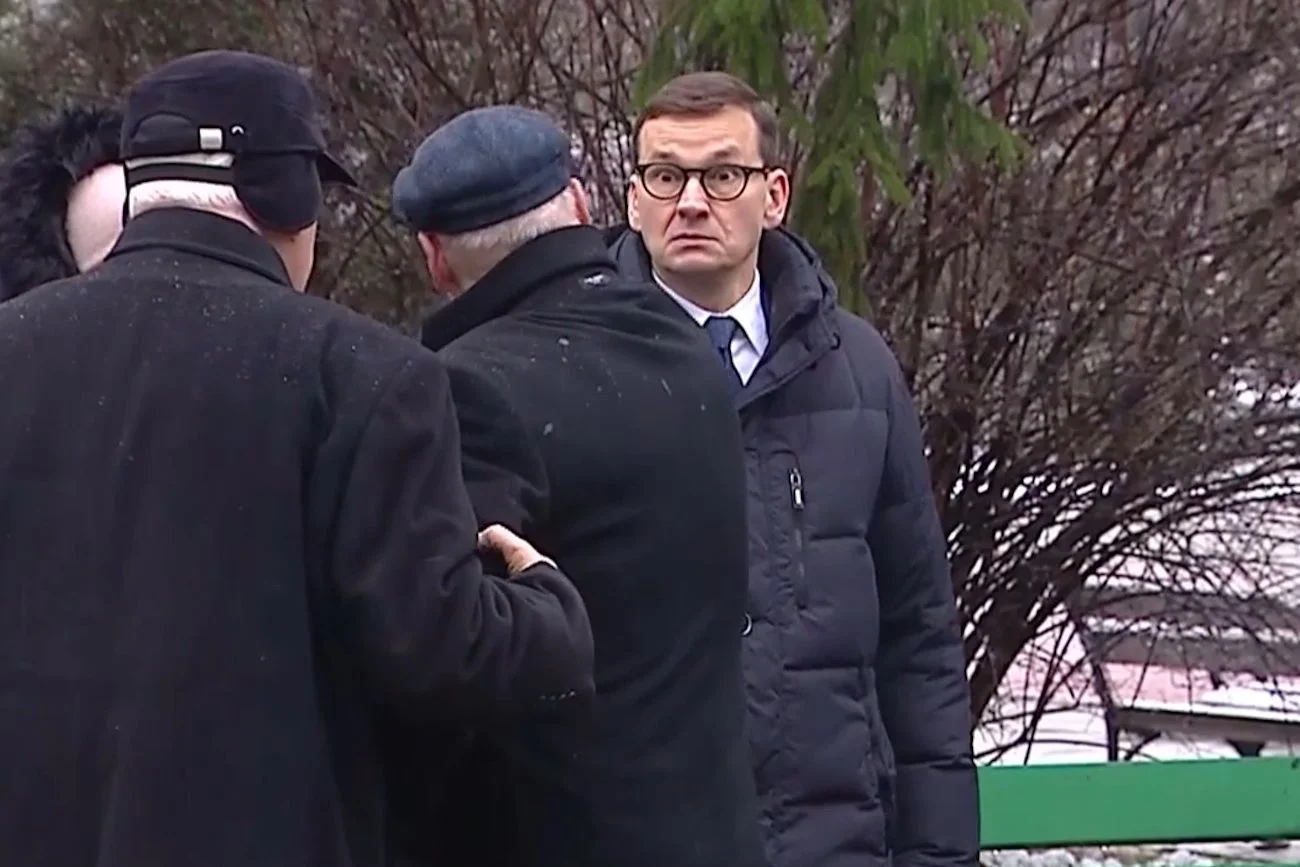 W "Wiadomościach " TVP pokazano dość nietypową sytuację z udziałem Mateusza Morawieckiego i Antoniego Macierewicza.