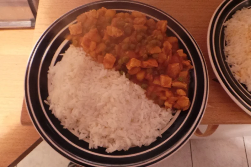 Kurczak curry z kartoflami i groszkiem