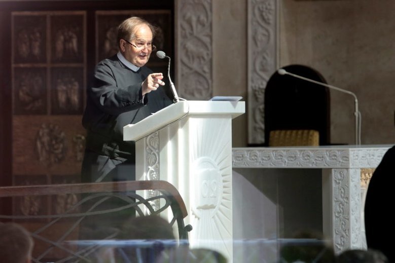 Tadeusz Rydzyk wzywana na antenie Radia Maryja wiernych do przekazywania 1 proc. z podatków na Fundację Nasza Przyszłość.