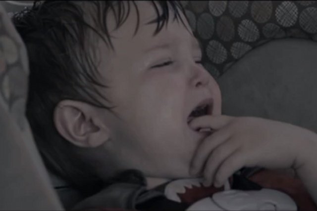 Pozostawione w nagrzanym samochodzie dziecko może umrzeć w ciągu 15 minut.