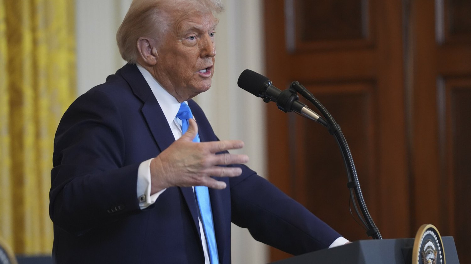"On chce zbić na wojnie kapitał". Prasa o "riwierze" Trumpa