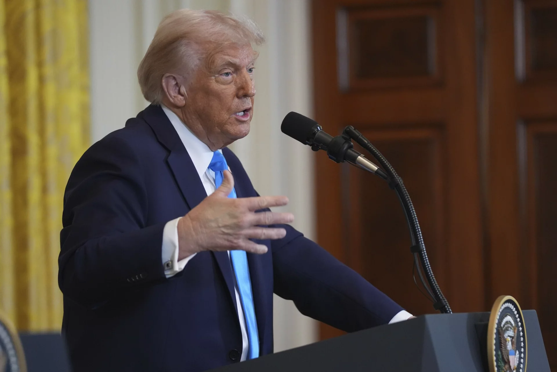 "On chce zbić na wojnie kapitał". Prasa o "riwierze" Trumpa