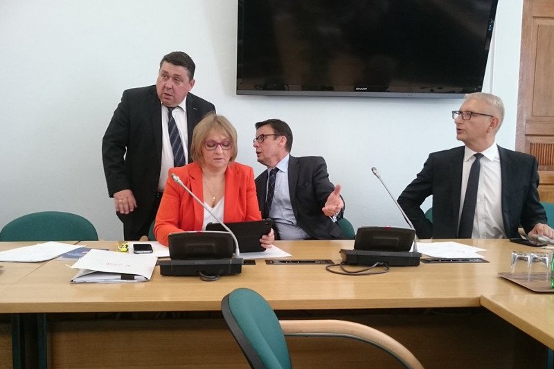 Przewodniczący Komisji Ustawodawczej Marek Ast zadbał, żeby na sali była większość po stronie PiS przed głosowaniami.