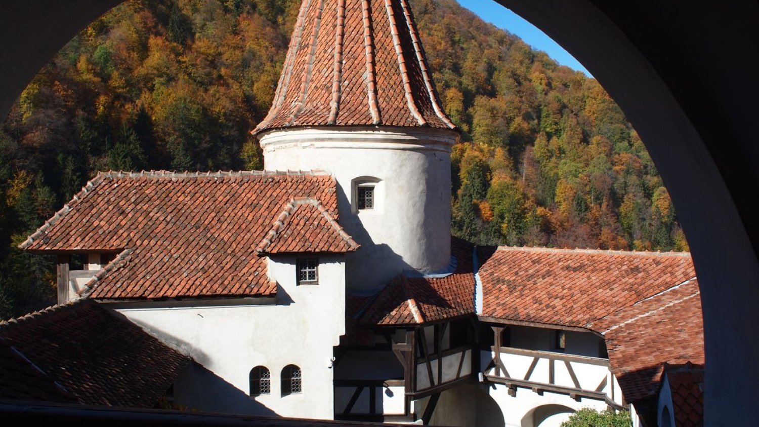 Dziedzieniec zamku Bran, siedziby mitycznego hrabiego.