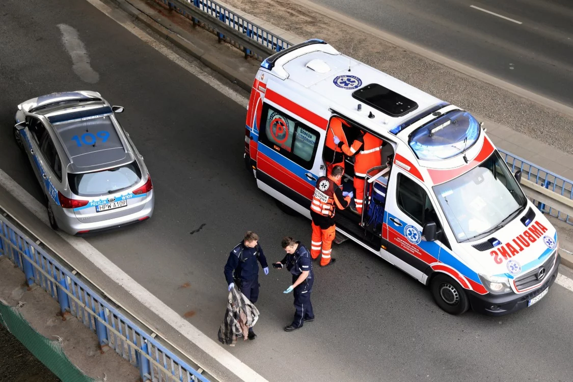 W nocy pacjent z podejrzeniem koronawirusa dźgnął nożem ratownika medycznego. Na autostradzie A4 pacjent z podejrzeniem koronawirusa dźgnął nożem ratownika medycznego w karetce.