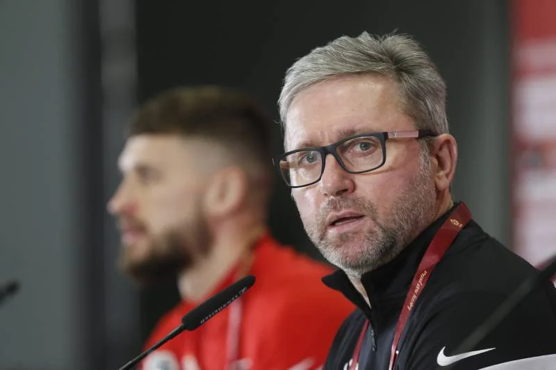Brzęczek został zwolniony z reprezentacji w styczniu. Brzęczek po sezonie ma przyjść do Wisły Płock. Na razie zespół przejmie Bartoszek.