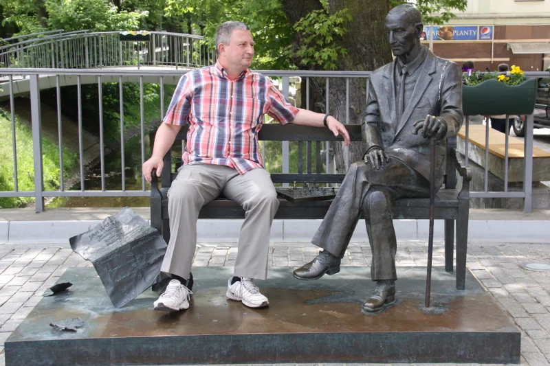 Ten kto nie może wstać z wózka na pewno nie usiądzie na ławeczce nawet obok takiego bohatera jakim był Jan Karski–  mówi Marek Gluza