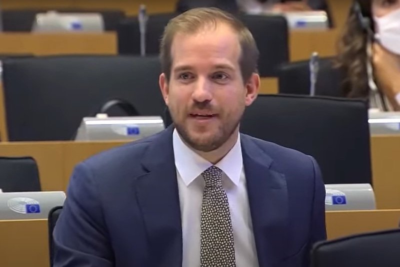 Europoseł Jeroen Lenaers ostro ocenił działania rządu PiS i zmiany w mediach publicznych.