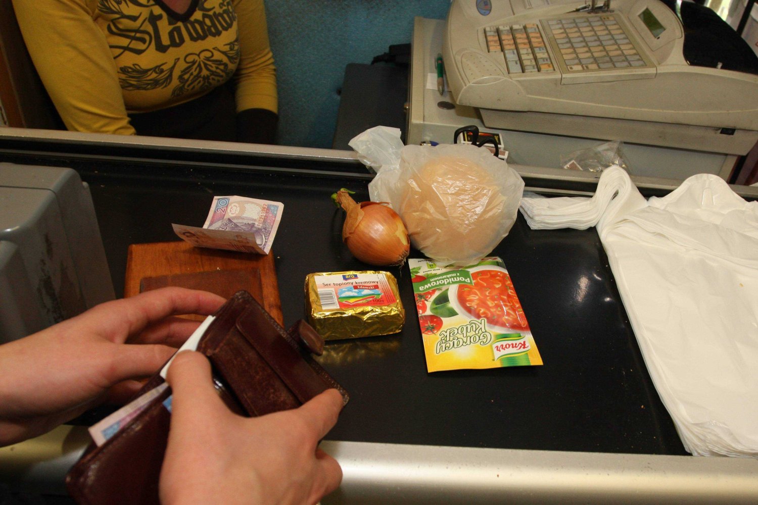 Sanepid poszukuje klientów sklepu spożywczego z Oleśnicy. Zmarła ekspedientka, która tam pracowała. Sanepid szuka klientów sklepu spożywczego z Oleśnicy. Zmarłą pracowniczka sklepu zakażona koronawirusem. Miała choroby współistniejące.