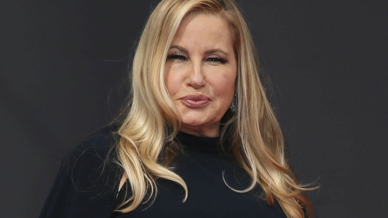 Jennifer Coolidge powiedziała, że wcześniejsze słowa dotyczące seksu z 200 mężczyznami były przesadzone. Jennifer Coolidge powiedziała, że wcześniejsze słowa dotyczące seksu z 200 mężczyznami były przesadzone.