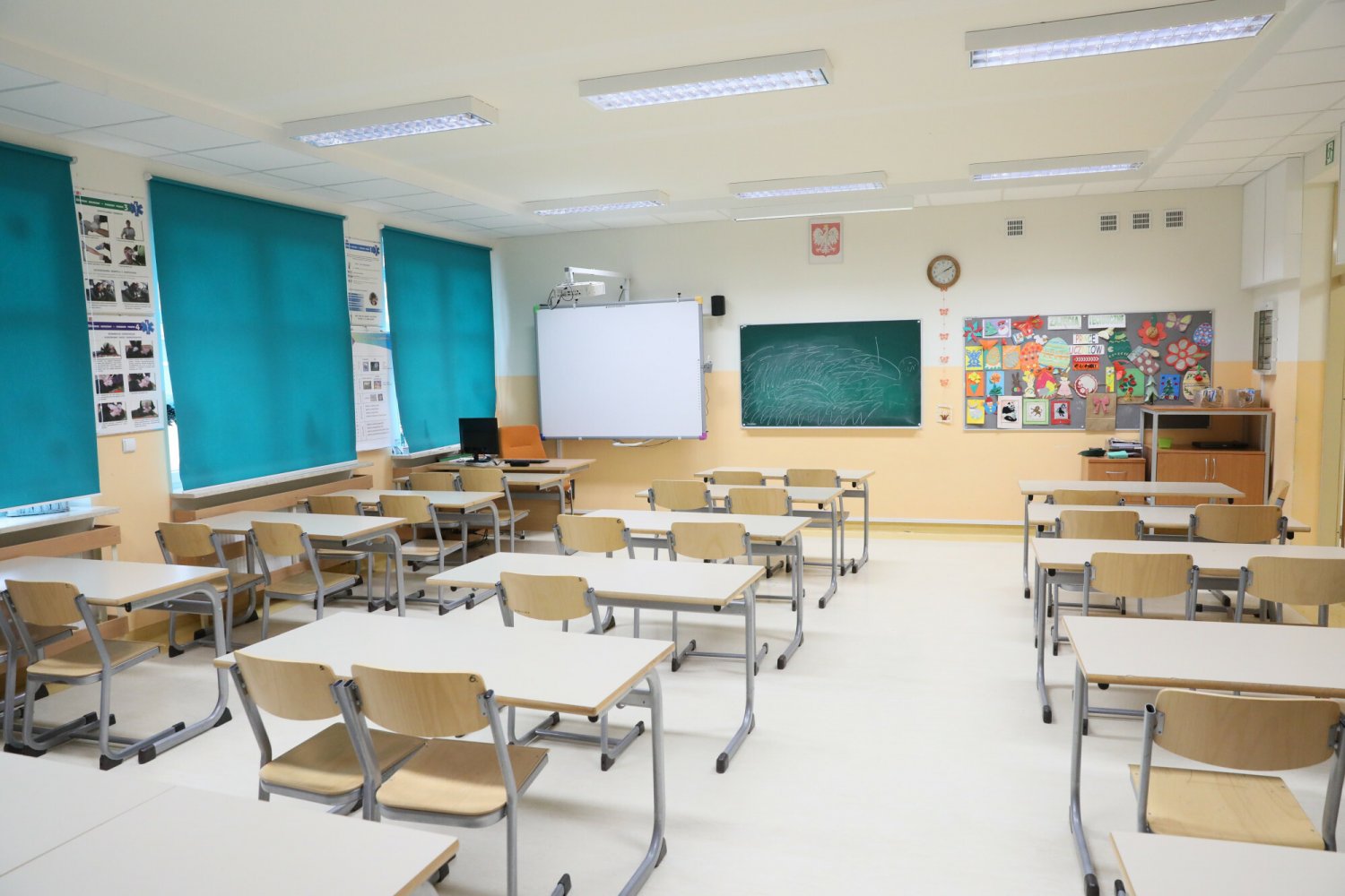 Nauczyciel szkoły podstawowej miał wysyłać swoim uczniom obsceniczne zdjęcia.