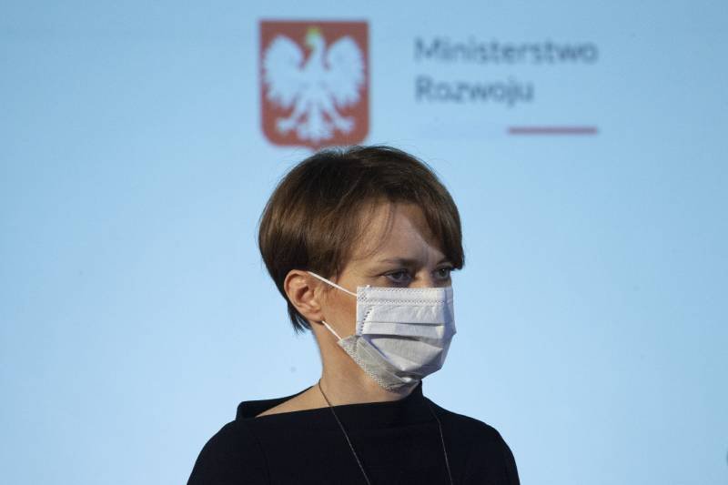 Emilewicz utrzymuje, że jej synowie zostali powołani na zgrupowanie. Emilewicz z rodziną na nartach. Złamała obostrzenia?