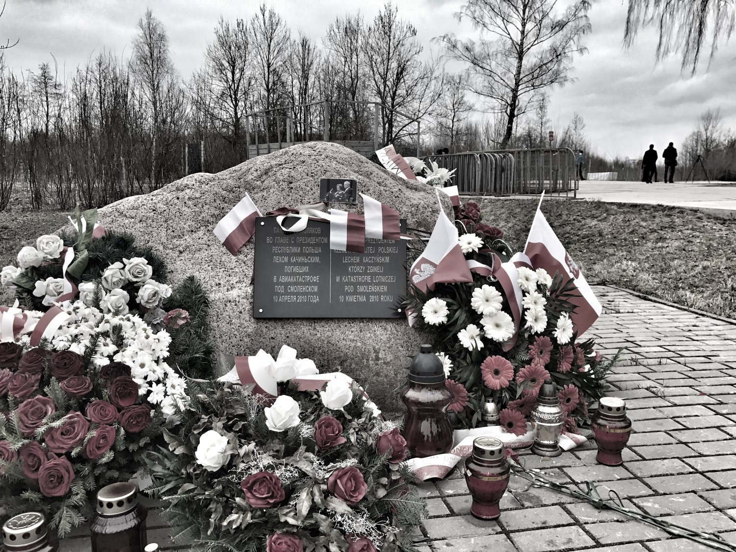 10 kwietnia 2017 r., kamień w miejscu katastrofy samolotu prezydenckiego pod Smoleńskiem