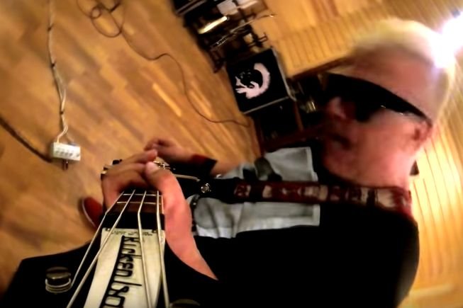 Zespół śpiewa w obronie byłego prezydenta Lecha Wałęsy.