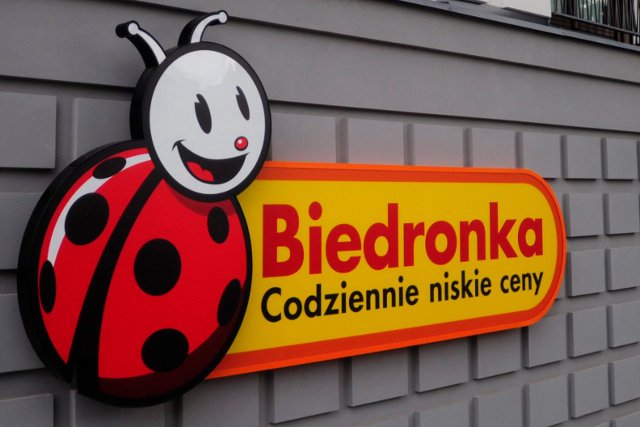 Logo Biedronki przed jednym z warszawskich sklepów