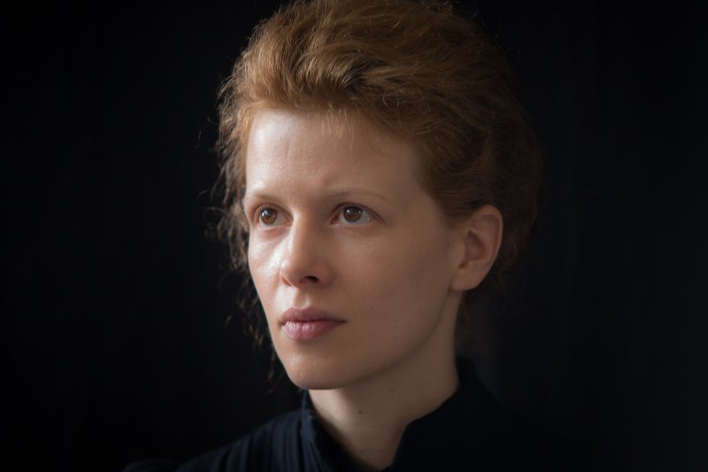 Karolina Gruszka jako Maria Skłodowska-Curie.