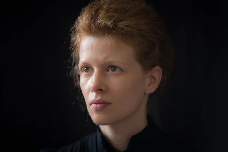 Karolina Gruszka jako Maria Skłodowska-Curie.