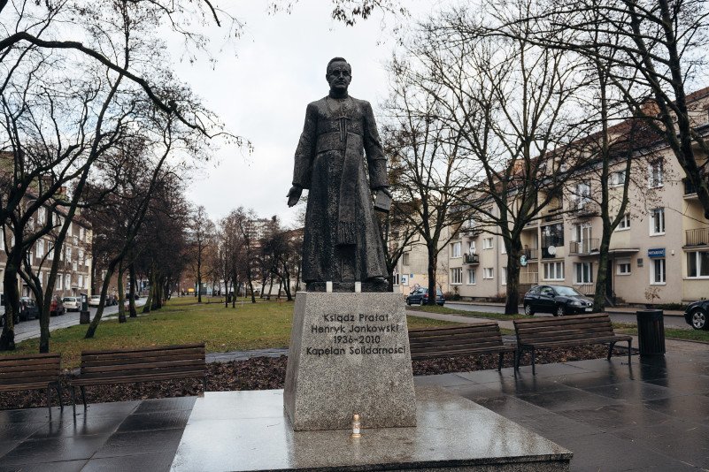 31 sierpnia 2012, w rocznicę podpisania Porozumień Sierpniowych w Gdańsku, został odsłonięty pomnik prałata Henryka Jankowskiego, kapelana "Solidarności". Po publikacji tekstu Bożeny Aksamit, gdańszczanie domagają się usunięcia monumentu.
