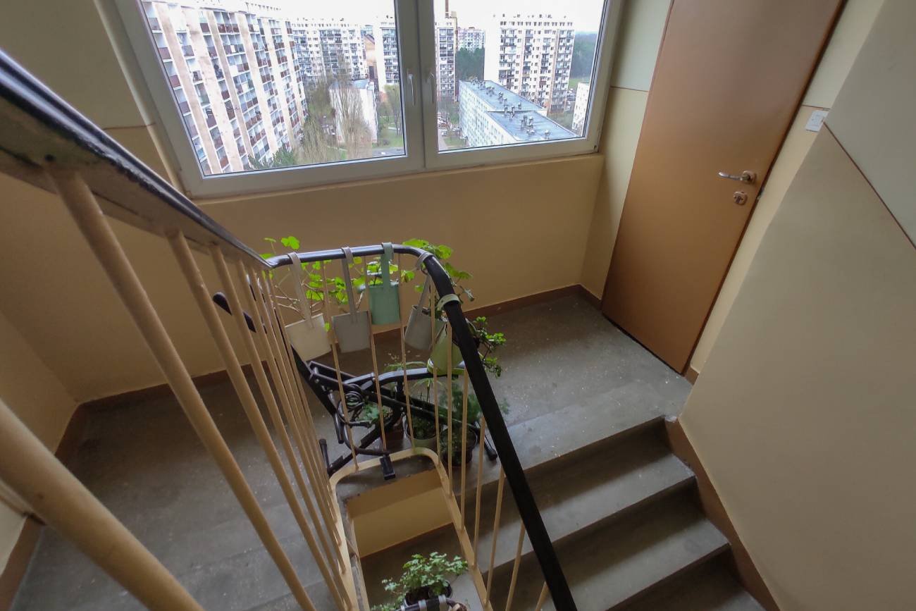 Dźwięk spadającej kulki w bloku. Oznacza pewien problem, a nie sąsiada