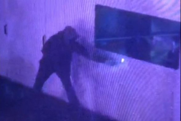 W Zamościu podpalono punkt szczepień przeciwko Covid-19. Podejrzanego mężczyzny szuka policja.