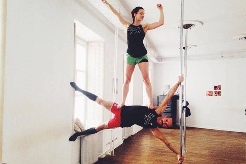 Pole dance to coś więcej niż taniec na rurze. Doskonale w tym rodzaju aktywności sprawdzają się silni faceci