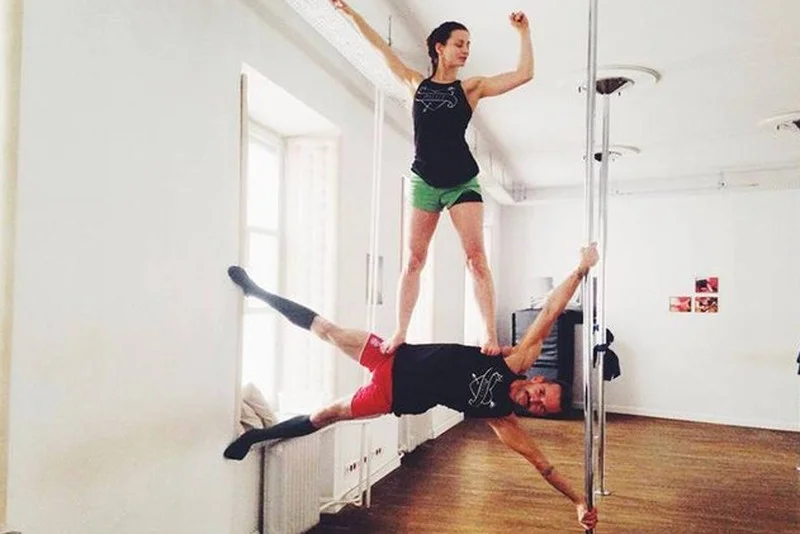 Pole dance to coś więcej niż taniec na rurze. Doskonale w tym rodzaju aktywności sprawdzają się silni faceci
