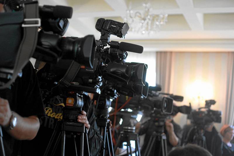 Kamery telewizyjne podczas konferencji prasowej.