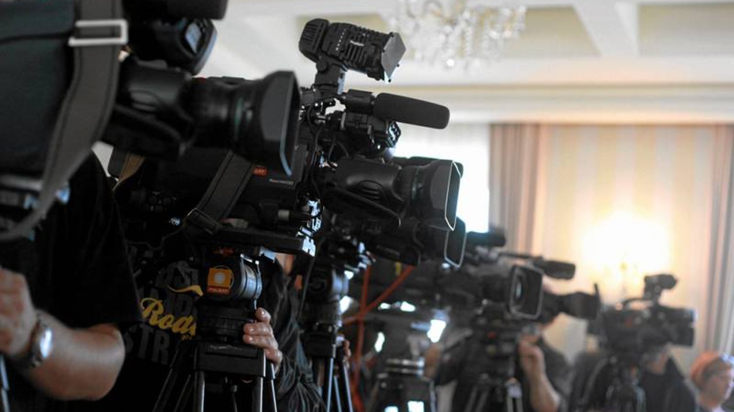 Kamery telewizyjne podczas konferencji prasowej.