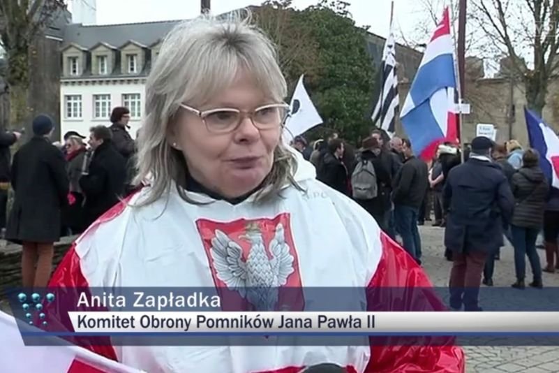 Anita Zapłatka jest członkiem Klubu Gazety Polskiej w Paryżu i obrońcą pomnika Jana Pawła II.