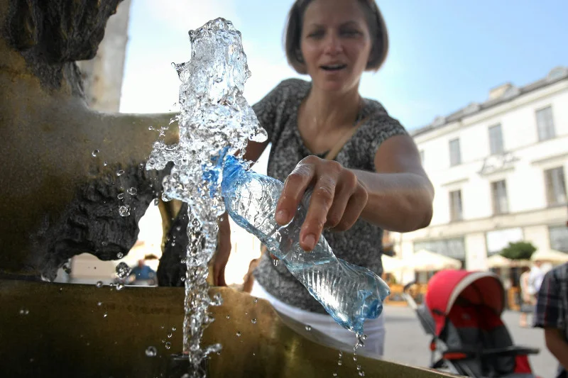 Mężczyzna napił się wody mineralnej i poparzył przełyk