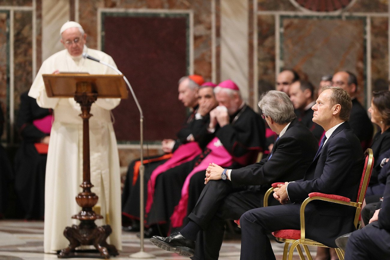 Donald Tusk krytykuje papieża Franciszka.