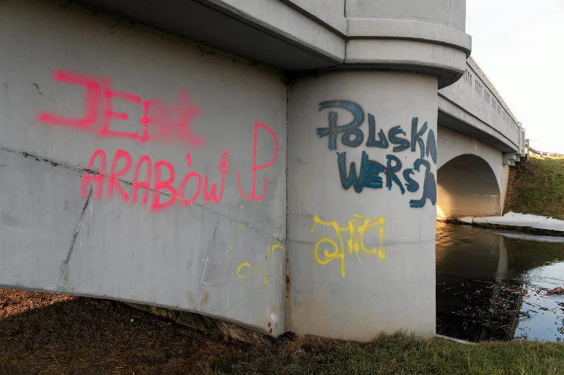 15.01.2016 Wrocław . Napisy nawołujące do nienawiści rasowej w Oławie na moście na rzece Oławie .