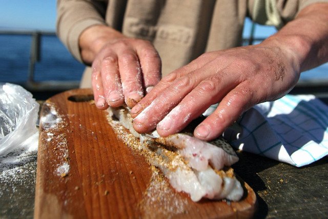 Dorsze jak szproty, szproty wyłowione przez Duńczyków, nasi rybacy muszą zakładać pensjonaty, a turyści jedzą ryby z norweskiej firmy. Obłęd nad polskim morzem.