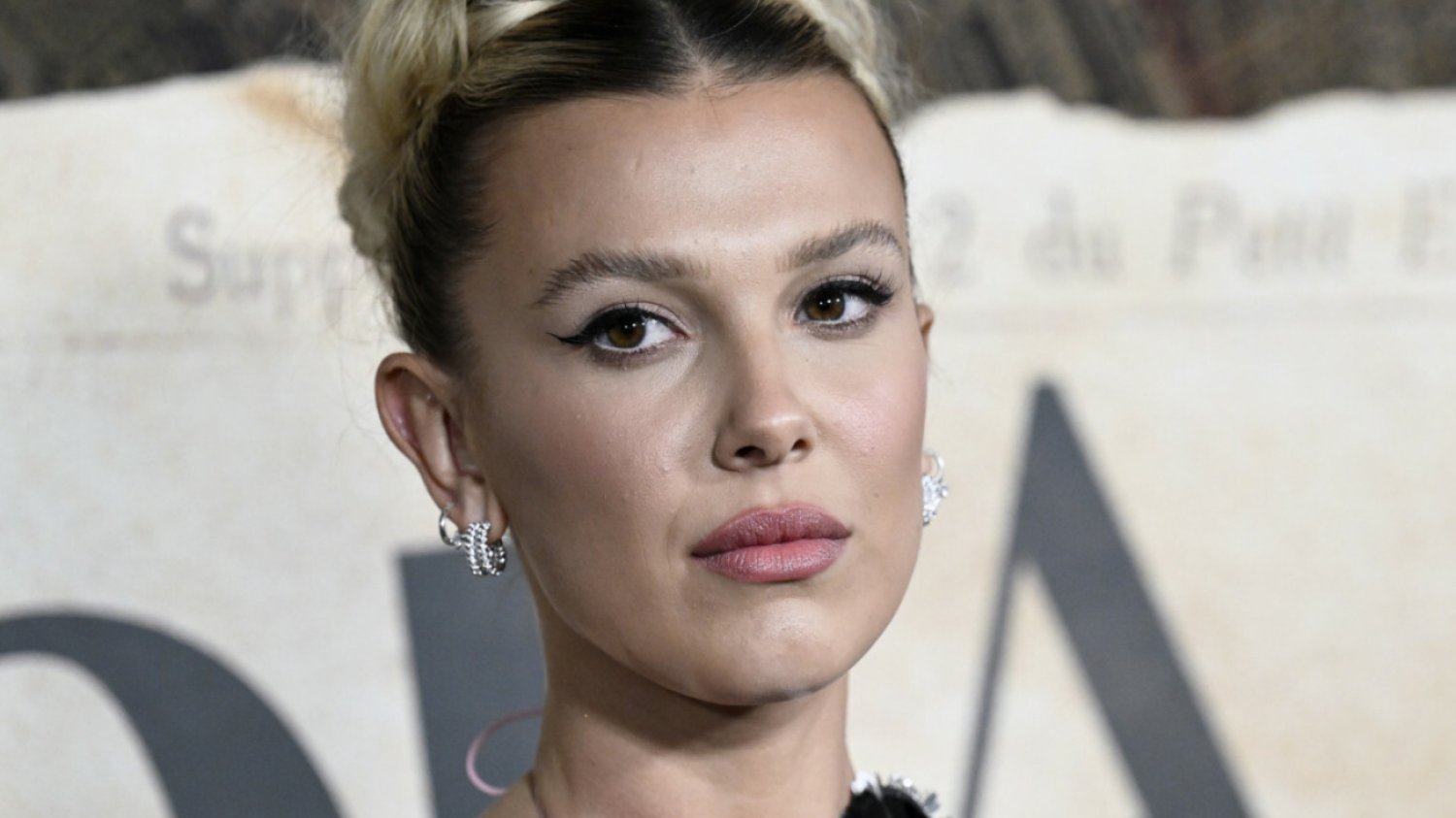 Millie Bobby Brown została skrytykowana za zatrudnienia ghostwritera.