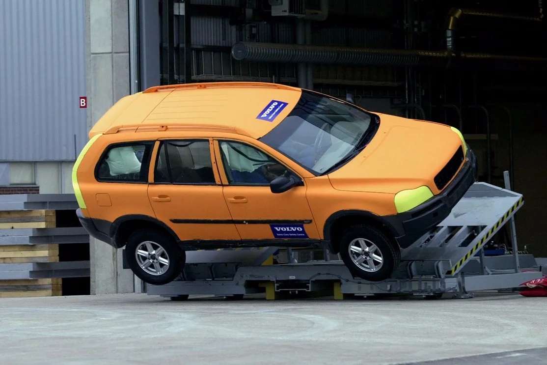 Rok 2002: Volvo testuje kolejną nowość, czyli system ochrony na wypadek dachowania (ROPS)