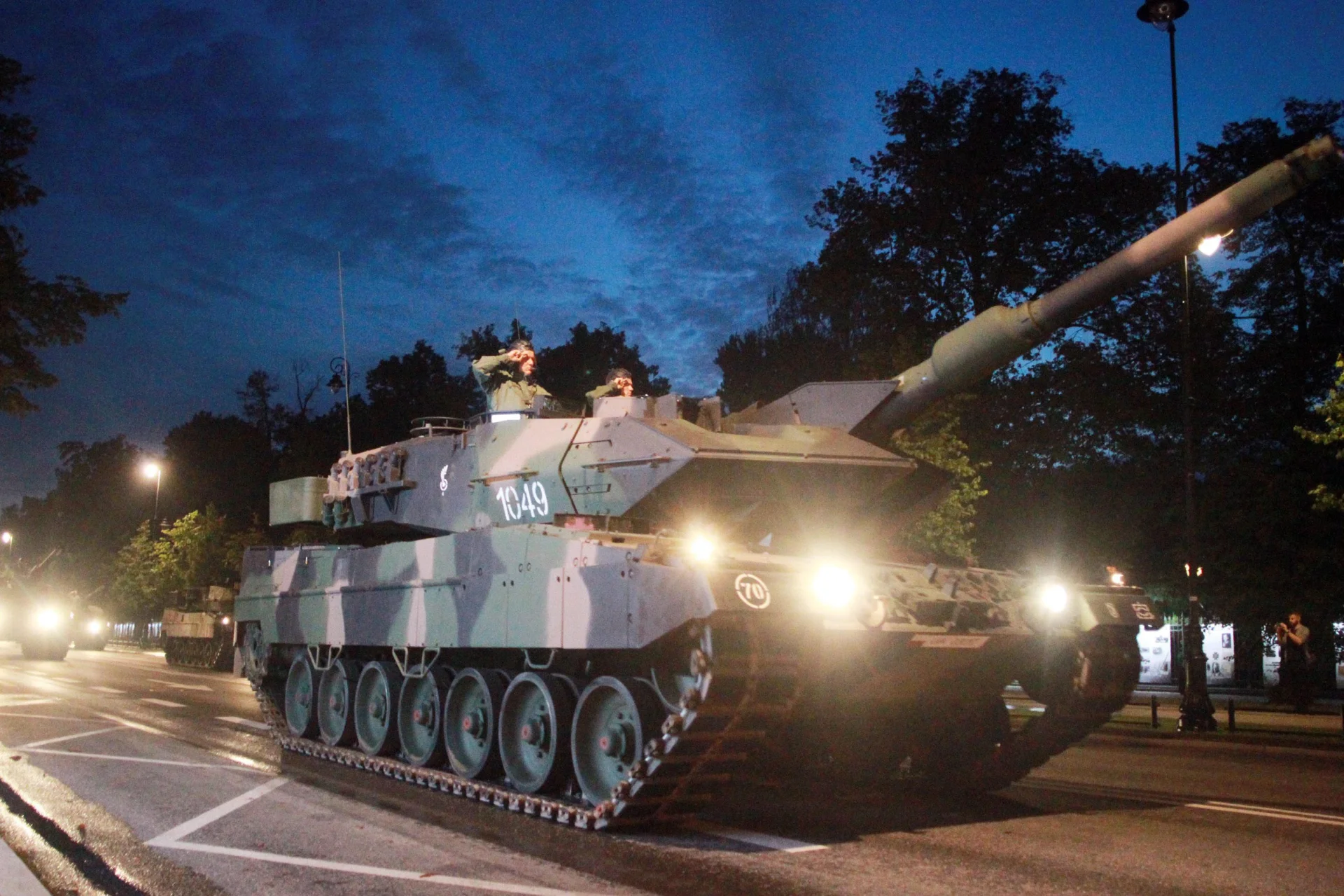Czołgi podczas nocnej próby generalnej  przed defiladą na święto Wojska Polskiego .