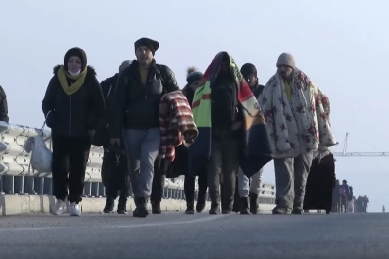 Tysiące migrantów próbują przekroczyć granicę z Grecją i dostać się do UE.